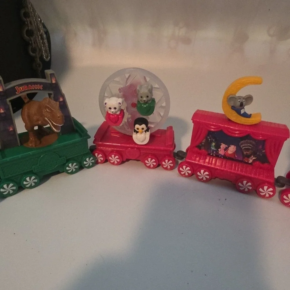 McDonalds 2017 Happy Meal Holiday Express Train‎ Lot of 7 Engine Caboose Cars